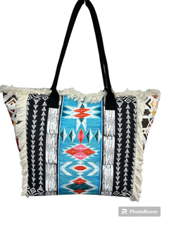 MIGLIORATA Borsa grande da spiaggia o piscina con stampe originali e frange di nappine in cotone bianco, dimensioni 55*37*19 cm. Dotata di tasche interne e fodera. Tessuto 100% poliestere.