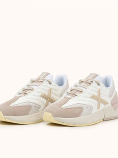 Munich Avant WMN Women's Sneakers - Retro style with mixed leather and mesh, cushioned insole, and durable rubber sole for urban comfort, perfect for casual or sporty looks. Ideal comfortable women's shoes for walking.