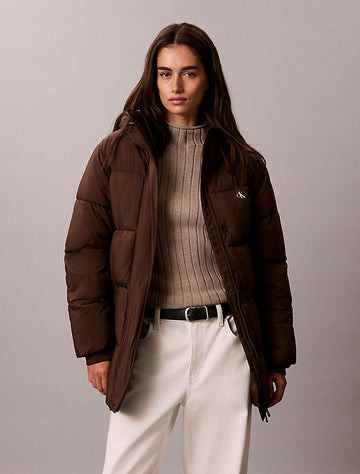 piumino con cappuccio e cintura con logo brown cork da donne calvin klein jeans