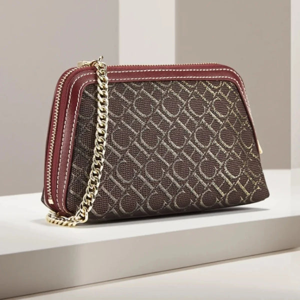 Il design della borsa a tracolla vintage alla moda del marchio è una borsa a tracolla di lusso leggera con catena in pelle scamosciata Carolina Herrera