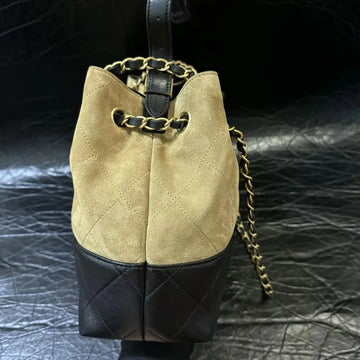 Borsa a secchiello trapuntata in pelle scamosciata beige e pelle nera, con coulisse e catena dorata intrecciata in pelle, borsa a tracolla vintage di grande capacità.