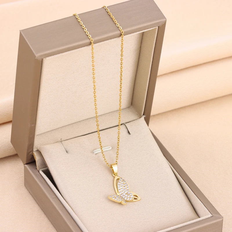 Collana con ciondolo a farfalla di lusso con luce di nuovo temperamento per le donne gioielli da sposa da donna con catena a collo in acciaio inossidabile femminile carino