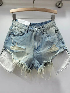 Pantaloncini di jeans con foro rosa delle nuove donne estive 2026 a vita alta che dimagriscono pantaloncini con bordo sfilacciato a trapezio per ragazza piccante