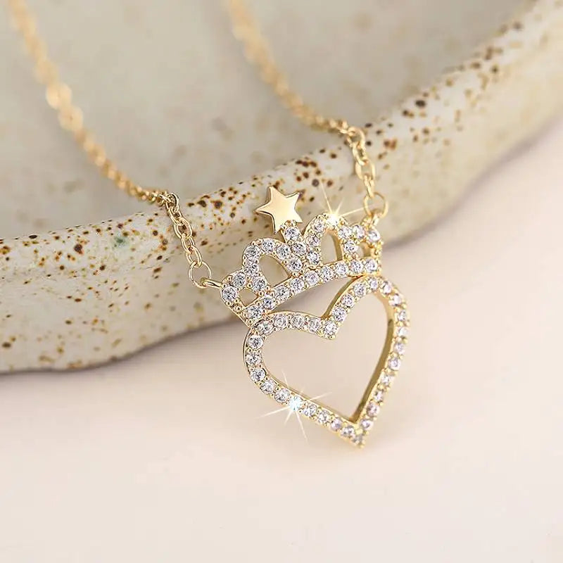 Huitan Sweet Crown Design Collana con ciondolo a forma di cuore da donna Delicata festa di anniversario Accessori affascinanti Gioielli intarsiati CZ lucido