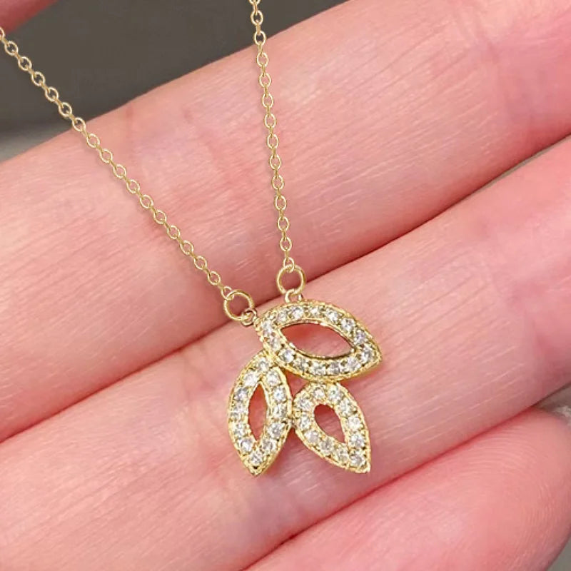 Huitan Collana con ciondolo da donna con foglia carina, completamente pavimentata, lucida, CZ, per la festa nuziale, accessori romantici quotidiani, regalo di gioielli