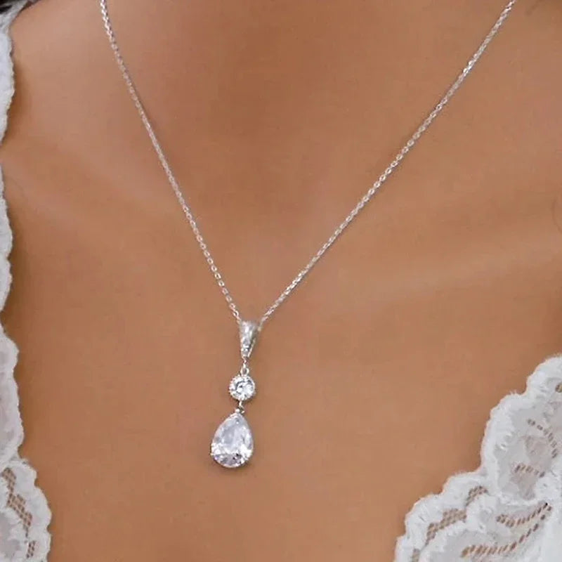 Huitan Watredrop Collana con ciondolo con zirconi cubici per le donne Accessori da sposa romantici Gioielli femminili alla moda di lusso