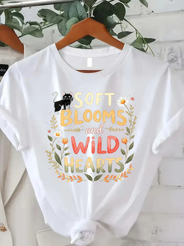 Comoda maglietta da donna con stampa T-shirt con fiori morbidi e cuori selvatici - T-shirt da donna con stampa floreale di gatti