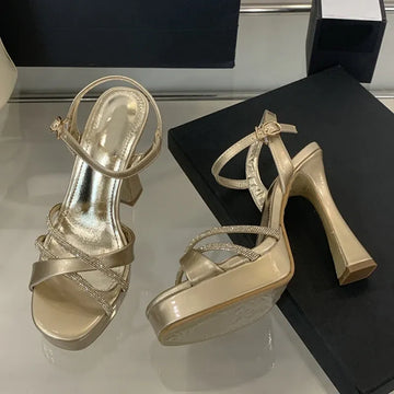 Liyke 2026 New Fashion Runway Sandali con plateau con tacco alto Strass Cinturino alla caviglia Open Toe Scarpe da festa di nozze Donna Oro
