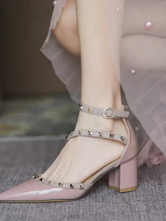 Scarpe da donna di marca famose Borchie dorate Copri tacchi Sandali da 4 cm Cinturino incrociato Décolleté in pelle a specchio Punta a punta Tacchi a spillo moda 33-42