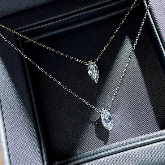 Huitan Collana con ciondolo minimalista con zirconi per donna Accessori color oro/colore argento per la vita quotidiana Regalo di gioielli versatili