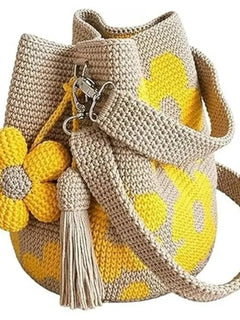 Borsa a tracolla da donna in stile boho, realizzata a mano con lavorazione all'uncinetto, decorata con fiori, cordoncino, occhielli metallici e nappe floreali, ideale per l'uso quotidiano, la spiaggia e le attività all'apert