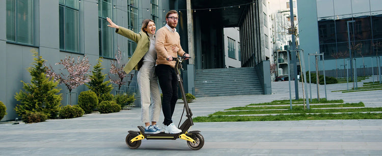 Monopattino Elettrico OOTD S10 10 Pollici con Connessione Bluetooth APP 1400W 48V 20AH 55KM/H Velocità Massima Autonomia 70km Leggero E-scooter con Doppia Sospensione platinumshop