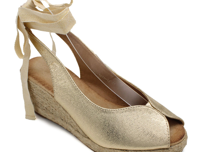 Soraia shoes. Wedge of jute and synthetic leather or anelline with bow trim and elastic fit to the ankle. Women's sandals. PlatiNum