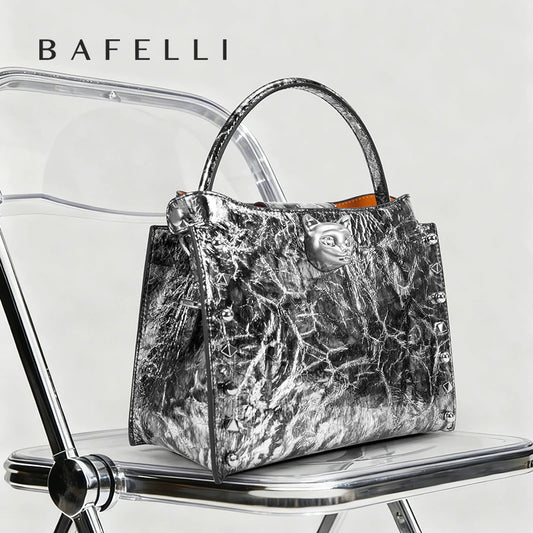 Borsa a tracolla con tracolla regolabile in pelle di vacchetta con strato superiore