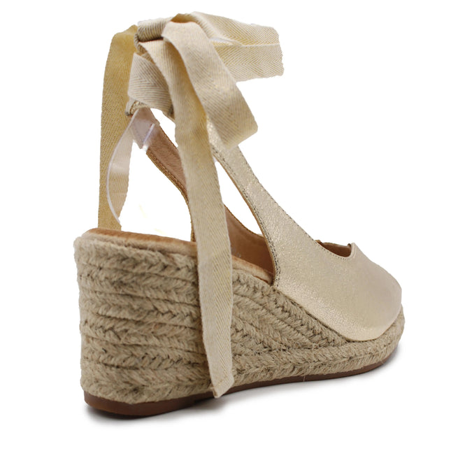 Soraia shoes. Wedge of jute and synthetic leather or anelline with bow trim and elastic fit to the ankle. Women's sandals. PlatiNum