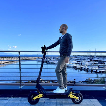 Monopattino Elettrico OOTD S10 10 Pollici con Bluetooth e APP, 1400W 48V 20AH, Velocità Massima 55KM/H, Autonomia 70km, Leggero, Doppia Sospensione