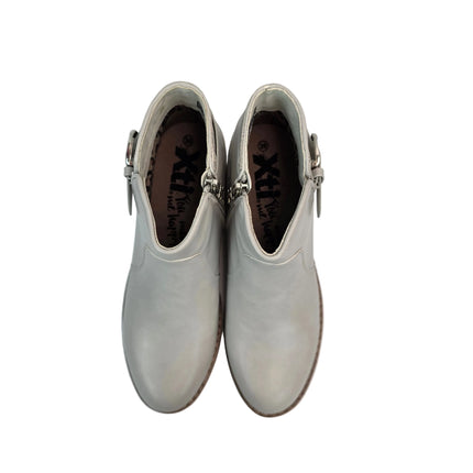 Xti women's gray silver spring ankle boots - synthetic leather boots with buckle and engraved metallic heel - chic style