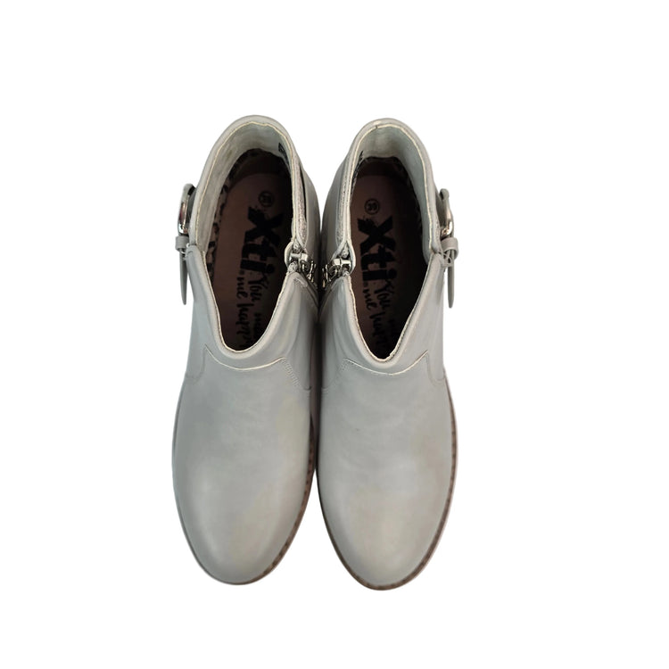 Xti women's gray silver spring ankle boots - synthetic leather boots with buckle and engraved metallic heel - chic style