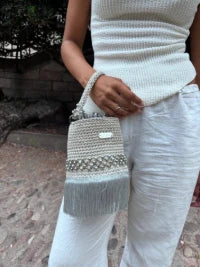 Borsa a Secchiello di Lusso in Crochet, Design Esclusivo con Strass e Frange, Manico Rigido e Chiusura Arricciata, Finiture Brillanti ed Eleganti, Ideale per Eventi e Look di Alta Classe