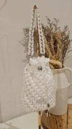 Borsa per Confetti da Sposa in Crochet Bianco, Design Fatto a Mano con Chiusura Regolabile e Manico Intrecciato, Stile Romantico ed Elegante, Ideale per Matrimoni ed Eventi Speciali