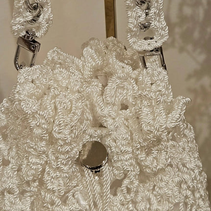 Borsa per Confetti da Sposa in Crochet Bianco, Design Fatto a Mano con Chiusura Regolabile e Manico Intrecciato, Stile Romantico ed Elegante, Ideale per Matrimoni ed Eventi Speciali