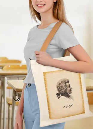 Borsa tote con cerniera dal design ispirato a Mozart e alle partiture di musica classica. Ampia capacità e design compatto.