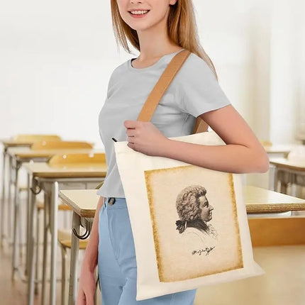 Borsa tote con cerniera dal design ispirato a Mozart e alle partiture di musica classica. Ampia capacità e design compatto.