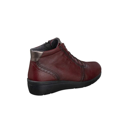 Red Laura Azaña Flat Boots for Women, comfortable footwear with a versatile design perfect for autumn, featuring a non-slip sole.