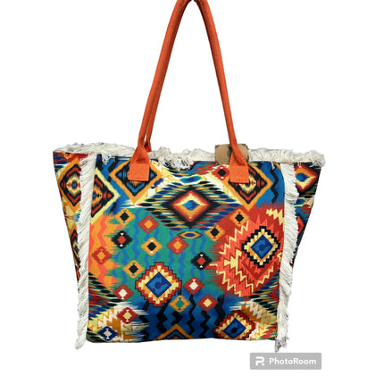 MIGLIORATA Borsa grande da spiaggia o piscina con stampe originali e frange di nappine in cotone bianco, dimensioni 55*37*19 cm. Dotata di tasche interne e fodera. Tessuto 100% poliestere.