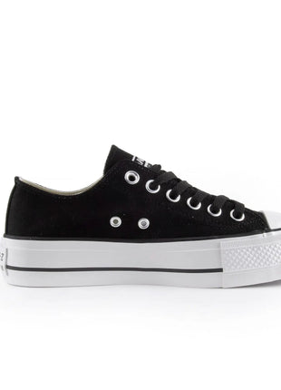 White canvas shoes with platform sole for women, featuring lace closure and comfortable textile lining, ideal for casual and outdoor use, perfect as versatile footwear. PlatiNum