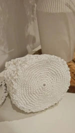 Borsa per Confetti da Sposa in Crochet Bianco, Design Fatto a Mano con Chiusura Regolabile e Manico Intrecciato, Stile Romantico ed Elegante, Ideale per Matrimoni ed Eventi Speciali