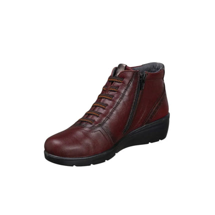 Red Laura Azaña Flat Boots for Women, comfortable footwear with a versatile design perfect for autumn, featuring a non-slip sole.