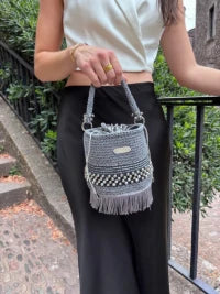 Borsa a Secchiello di Lusso in Crochet, Design Esclusivo con Strass e Frange, Manico Rigido e Chiusura Arricciata, Finiture Brillanti ed Eleganti, Ideale per Eventi e Look di Alta Classe