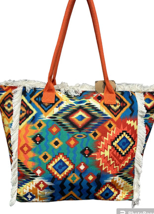 MIGLIORATA Borsa grande da spiaggia o piscina con stampe originali e frange di nappine in cotone bianco, dimensioni 55*37*19 cm. Dotata di tasche interne e fodera. Tessuto 100% poliestere.