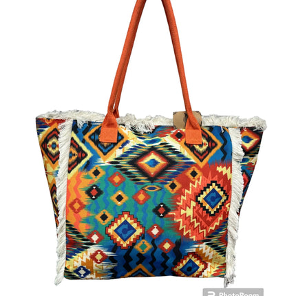 MIGLIORATA Borsa grande da spiaggia o piscina con stampe originali e frange di nappine in cotone bianco, dimensioni 55*37*19 cm. Dotata di tasche interne e fodera. Tessuto 100% poliestere.