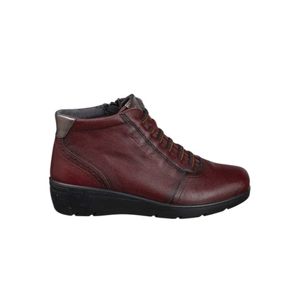 Red Laura Azaña Flat Boots for Women, comfortable footwear with a versatile design perfect for autumn, featuring a non-slip sole.