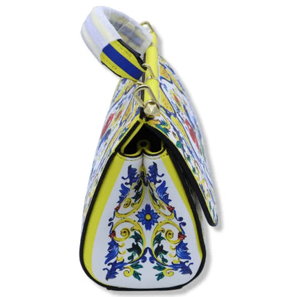 Borsa a tracolla con manico, decorata con Maioliche siciliane e fiori su sfondo giallo, disponibile in 2 misure.