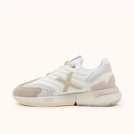 Munich Avant WMN Women's Sneakers - Retro style with mixed leather and mesh, cushioned insole, and durable rubber sole for urban comfort, perfect for casual or sporty looks. Ideal comfortable women's shoes for walking. PlatiNum