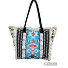 MIGLIORATA Borsa grande da spiaggia o piscina con stampe originali e frange di nappine in cotone bianco, dimensioni 55*37*19 cm. Dotata di tasche interne e fodera. Tessuto 100% poliestere.