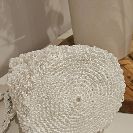 Borsa per Confetti da Sposa in Crochet Bianco, Design Fatto a Mano con Chiusura Regolabile e Manico Intrecciato, Stile Romantico ed Elegante, Ideale per Matrimoni ed Eventi Speciali