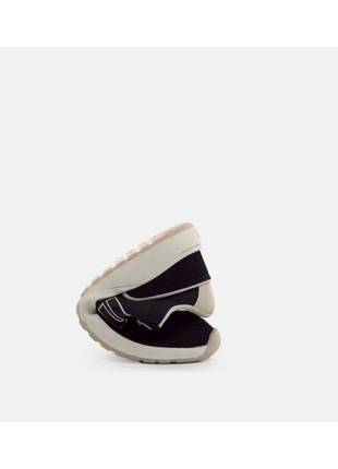 Barefoot sneaker for women Mustang Free black, comfortable and stylish, features a flexible sole and wide fit, ideal for daily wear and transitioning to barefoot shoes. Perfect for casual looks and any occasion. PlatiNum
