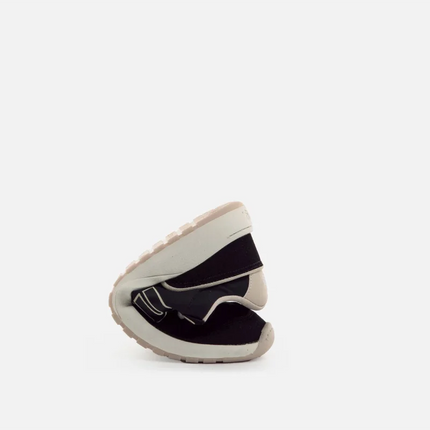 Barefoot sneaker for women Mustang Free black, comfortable and stylish, features a flexible sole and wide fit, ideal for daily wear and transitioning to barefoot shoes. Perfect for casual looks and any occasion. PlatiNum