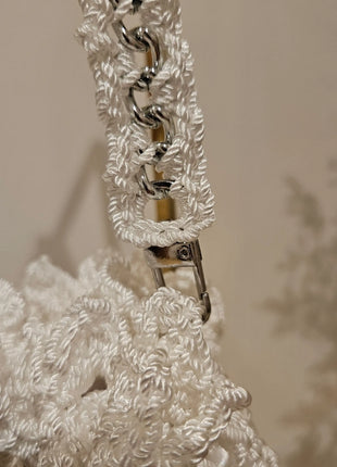 Borsa per Confetti da Sposa in Crochet Bianco, Design Fatto a Mano con Chiusura Regolabile e Manico Intrecciato, Stile Romantico ed Elegante, Ideale per Matrimoni ed Eventi Speciali