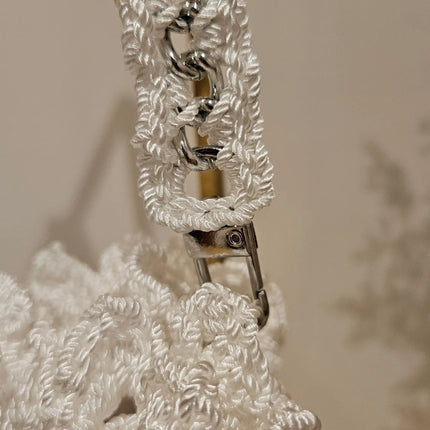 Borsa per Confetti da Sposa in Crochet Bianco, Design Fatto a Mano con Chiusura Regolabile e Manico Intrecciato, Stile Romantico ed Elegante, Ideale per Matrimoni ed Eventi Speciali