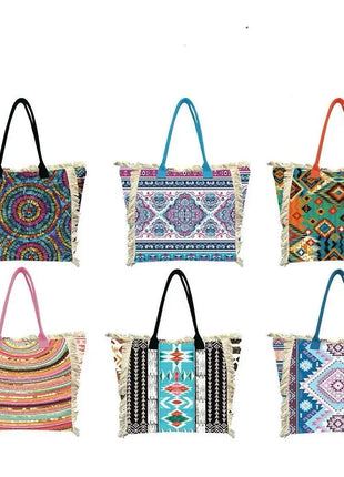 MIGLIORATA Borsa grande da spiaggia o piscina con stampe originali e frange di nappine in cotone bianco, dimensioni 55*37*19 cm. Dotata di tasche interne e fodera. Tessuto 100% poliestere.