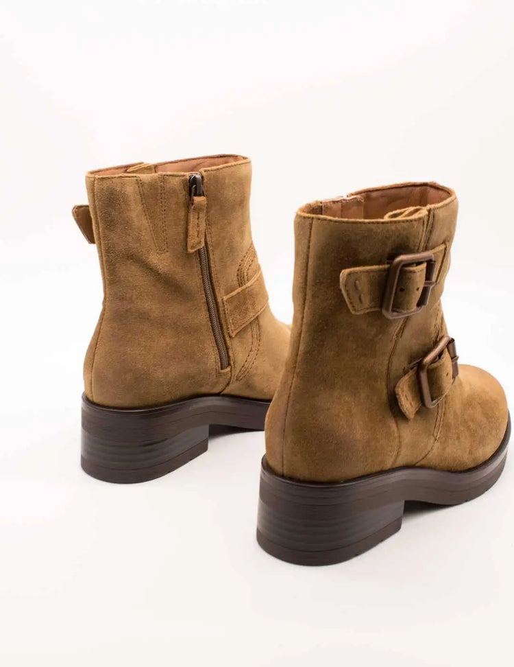 Clarks boot 26178892   Rebelle buckle walnut suede for women