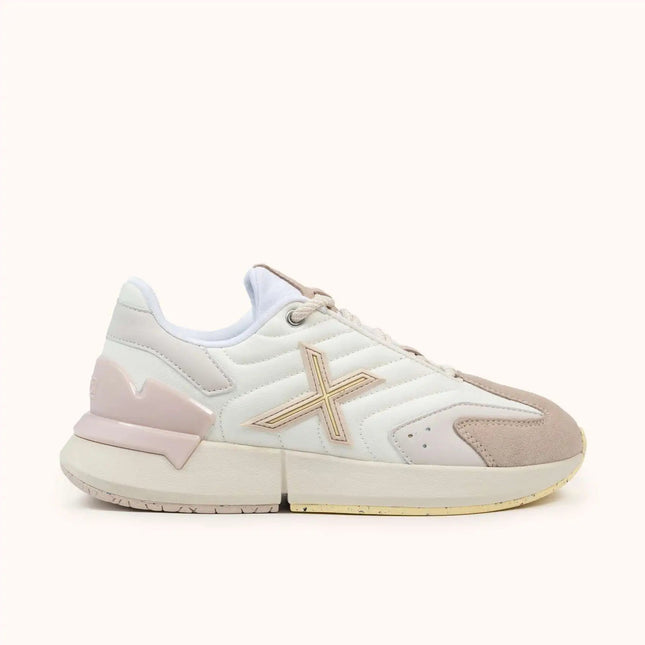 Munich Avant WMN Women's Sneakers - Retro style with mixed leather and mesh, cushioned insole, and durable rubber sole for urban comfort, perfect for casual or sporty looks. Ideal comfortable women's shoes for walking. PlatiNum