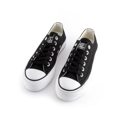 White canvas shoes with platform sole for women, featuring lace closure and comfortable textile lining, ideal for casual and outdoor use, perfect as versatile footwear. PlatiNum