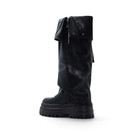 High black boots with platform and triple sole, pocket and side zipper, interior lining, autumn winter fashion trend, comfortable and light, ideal
