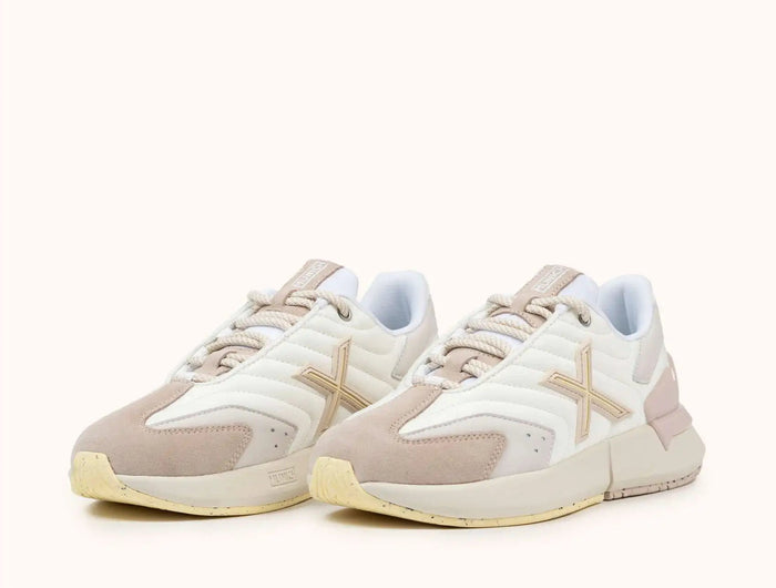 Munich Avant WMN Women's Sneakers - Retro style with mixed leather and mesh, cushioned insole, and durable rubber sole for urban comfort, perfect for casual or sporty looks. Ideal comfortable women's shoes for walking. PlatiNum